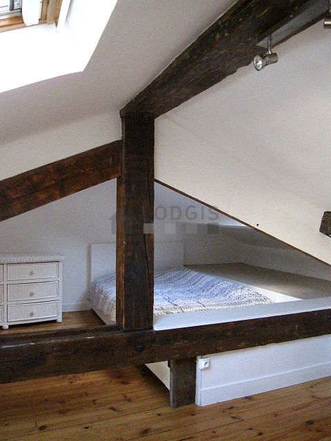 Belle mezzanine équipée de bureau, penderie, commode, 1 chaise(s)
