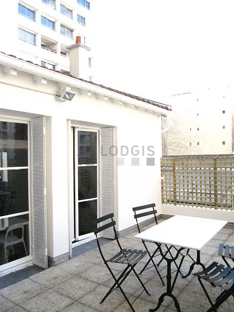 Terrasse exposée plein ouest et vue sur cour