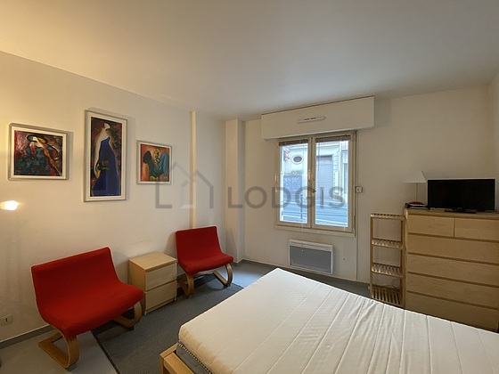Salon de 16m² avec du béton au sol
