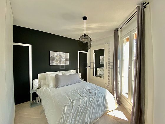Chambre avec fenêtres double vitrage donnant sur rue