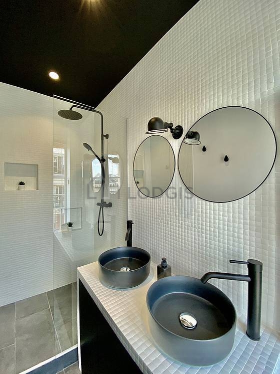 Agréable salle de bain avec fenêtres double vitrage et du carrelage au sol