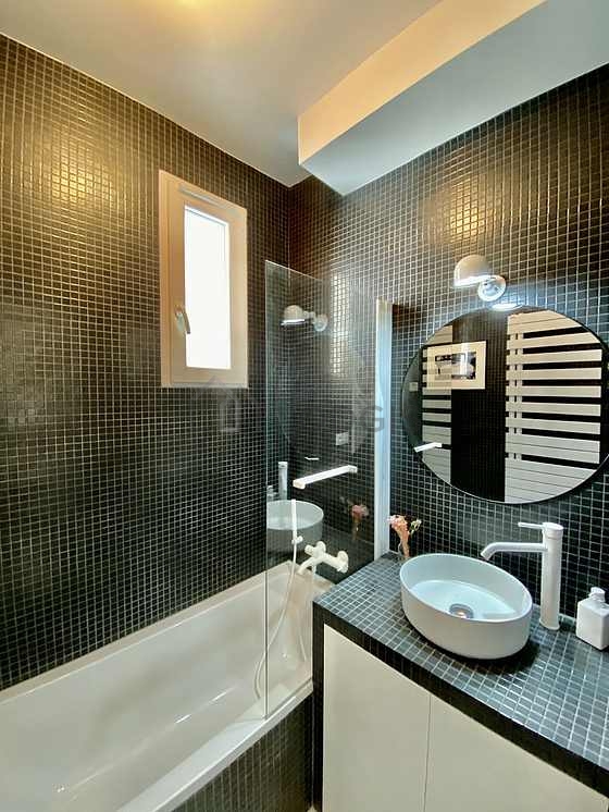 Agréable salle de bain claire avec du carrelage au sol