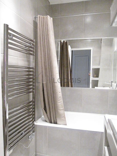 Belle salle de bain claire avec du carrelage au sol