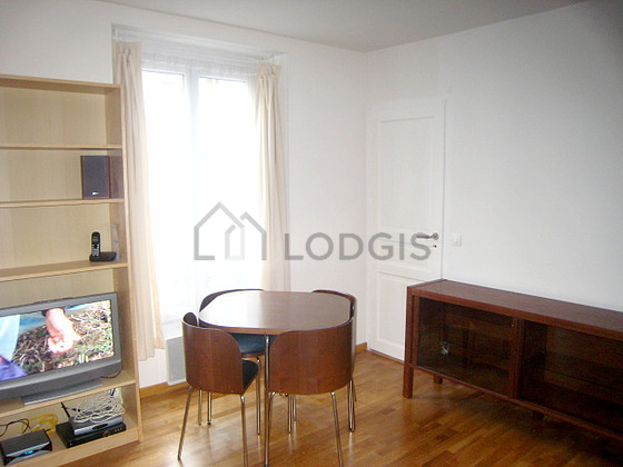 Living room of 12m² with wooden floor
