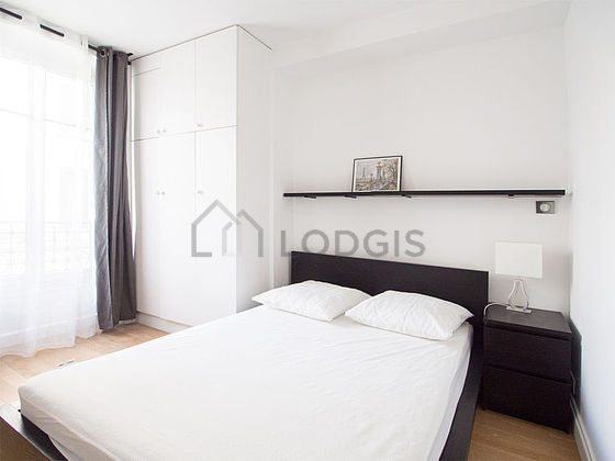 Bedroom of 10m² with wooden floor