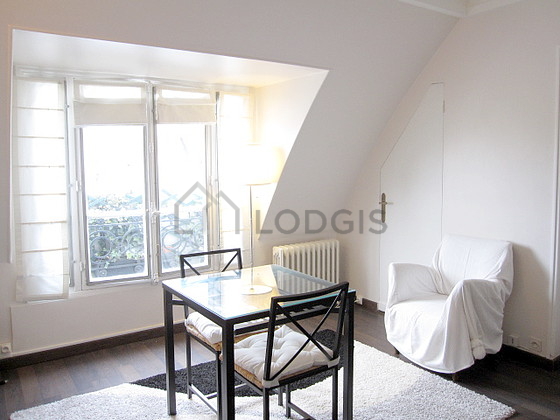 Salon avec du parquet au sol