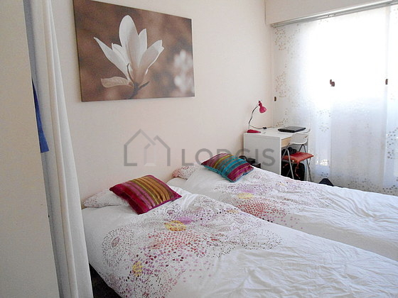 Chambre avec du parquet au sol
