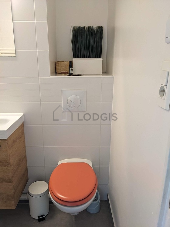 Bathroom equipped with bath towels