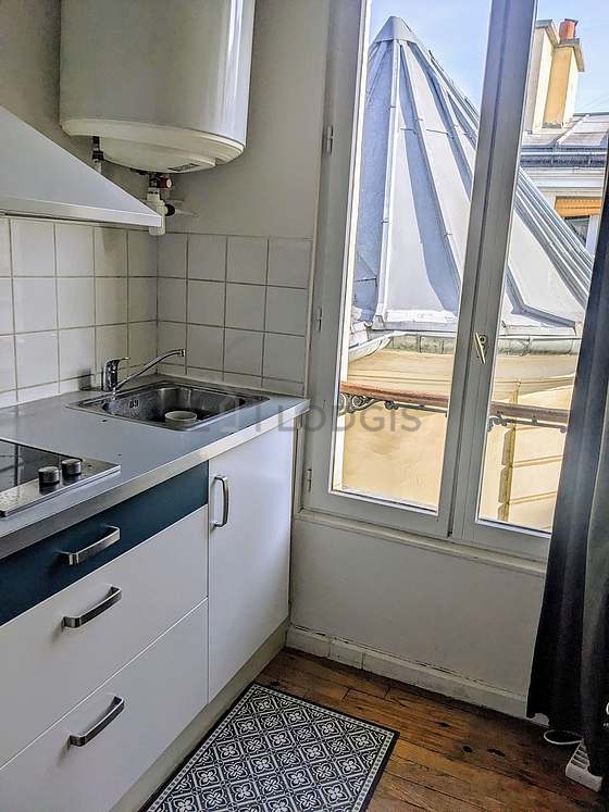 Cuisine avec du parquet au sol