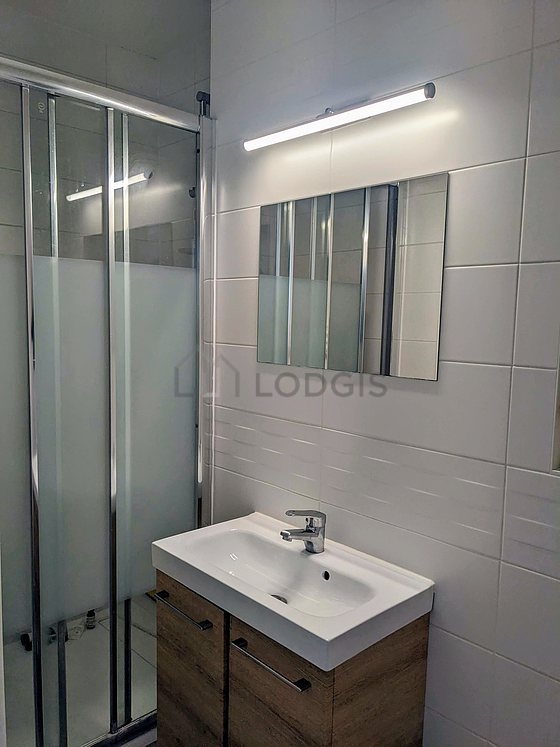 Salle de bain avec du carrelage au sol