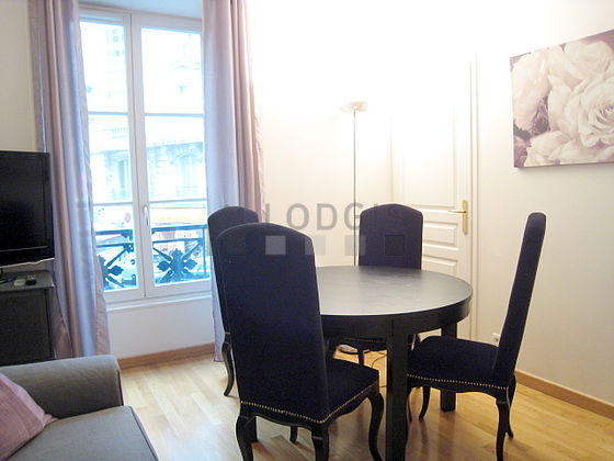 Salon avec du parquet au sol