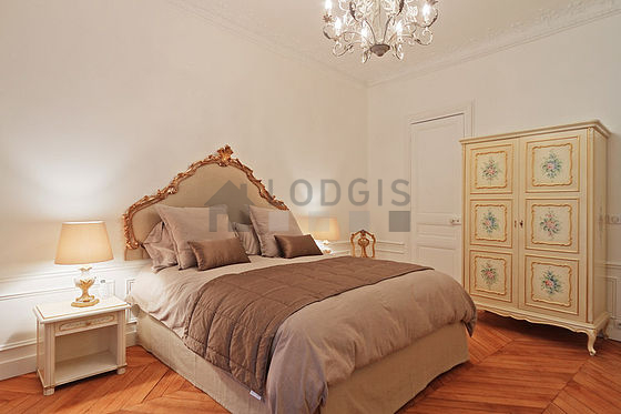 Very bright bedroom equipped with tv, 1 armchair(s), 2 chair(s)