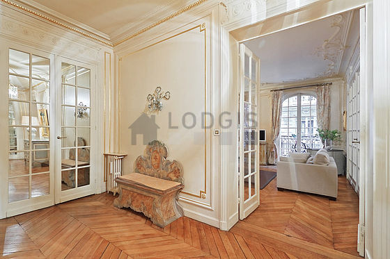 Très belle entrée avec du parquet au sol