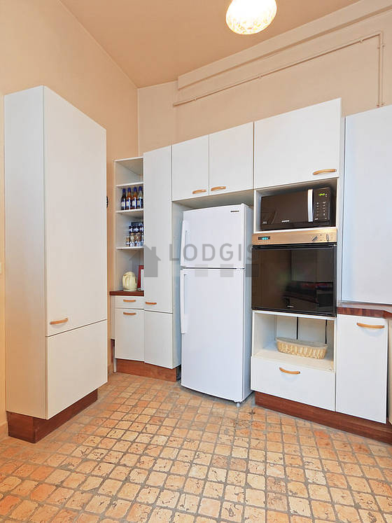 Belle cuisine avec du carrelage au sol