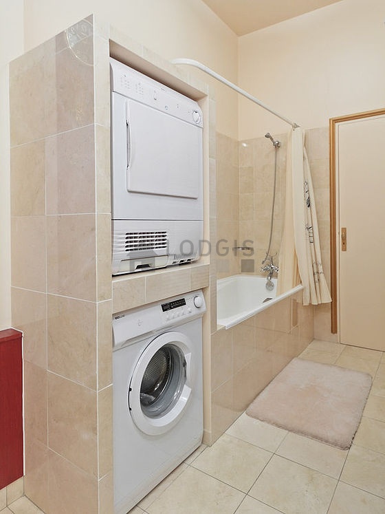 Salle de bain équipée de lave linge, sèche linge, serviettes de bain