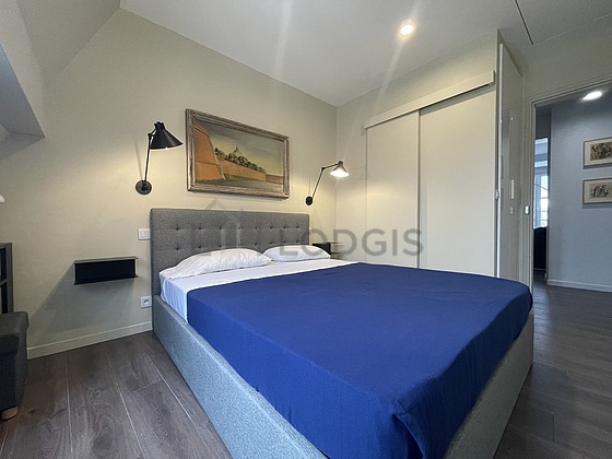 Chambre avec fenêtres
