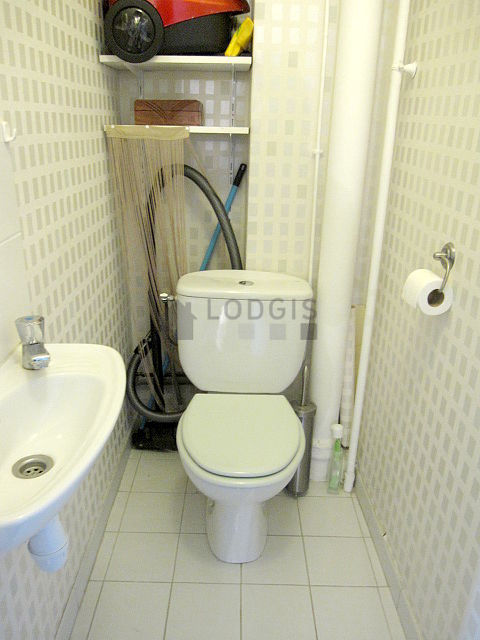 Toilettes indépendantes de la salle d'eau