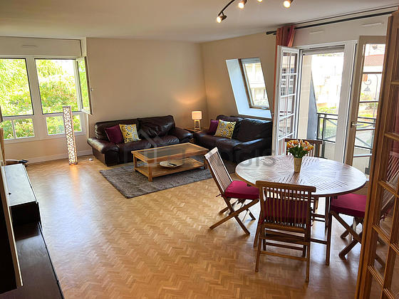 Very quiet living room furnished with tv, hi-fi stereo, 4 chair(s)