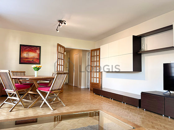 Salon avec du parquet au sol