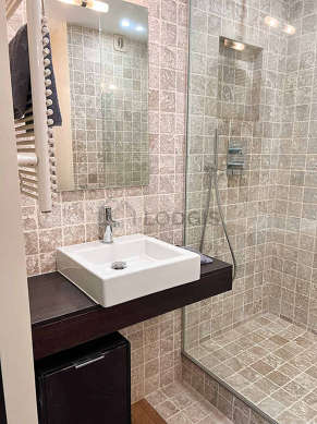 Agréable salle de bain avec du marbreau sol