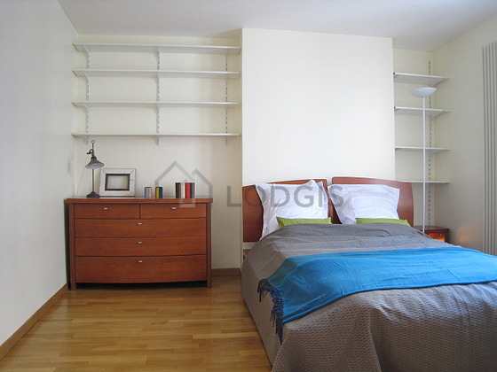 Chambre avec du parquet au sol