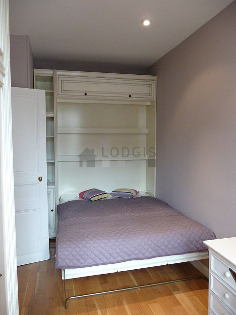 Chambre avec du parquet au sol