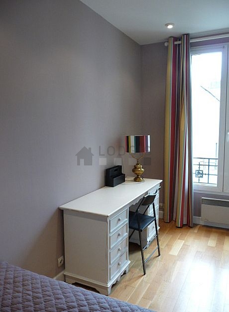 Chambre avec fenêtres double vitrage donnant sur cour