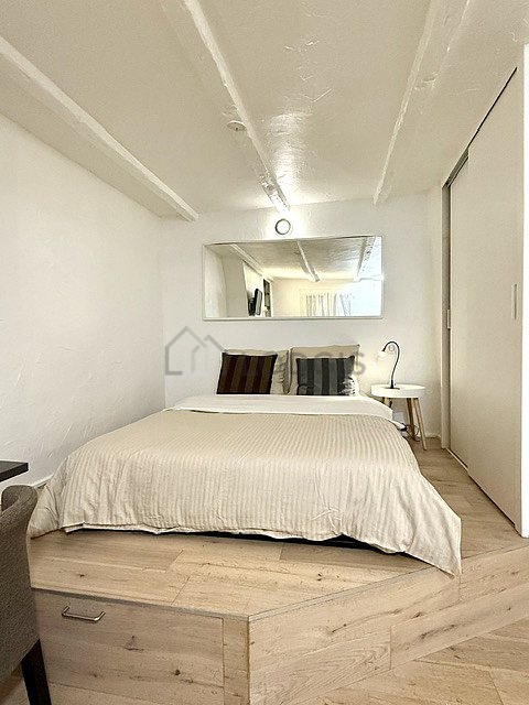Salon avec du parquet au sol