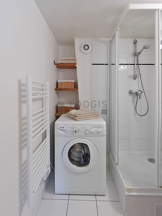 Beautiful and bright bathroom with tile floor
