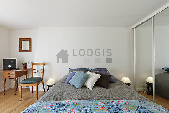 Bright bedroom equipped with 1 armchair(s), 2 chair(s)