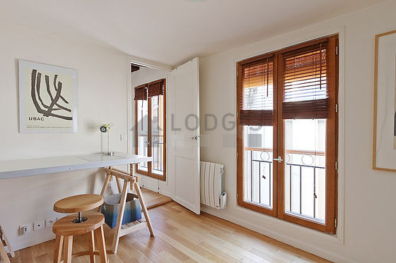 Beau bureau avec du parquet au sol, équipé de bureau, placard