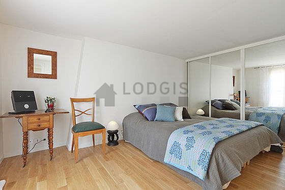 Chambre avec fenêtres double vitrage donnant sur cour