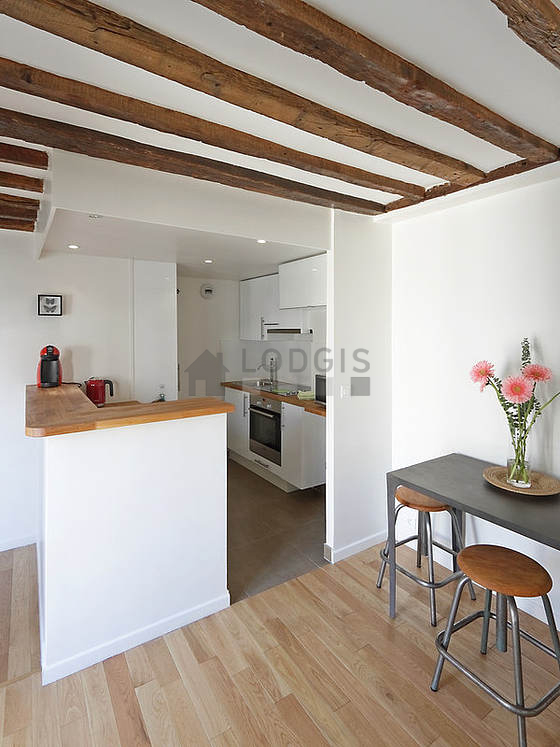 Belle cuisine avec du carrelage au sol