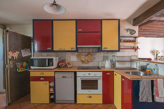 Very bright kitchen with double-glazed windows facing the courtyard