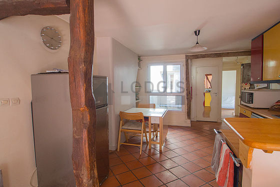 Cuisine de 10m² avec du carrelage au sol