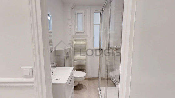 Bathroom with windows and with marblefloor