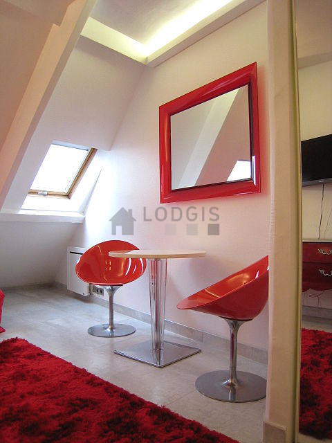 Great, very quiet and bright sitting room of an apartment in Paris
