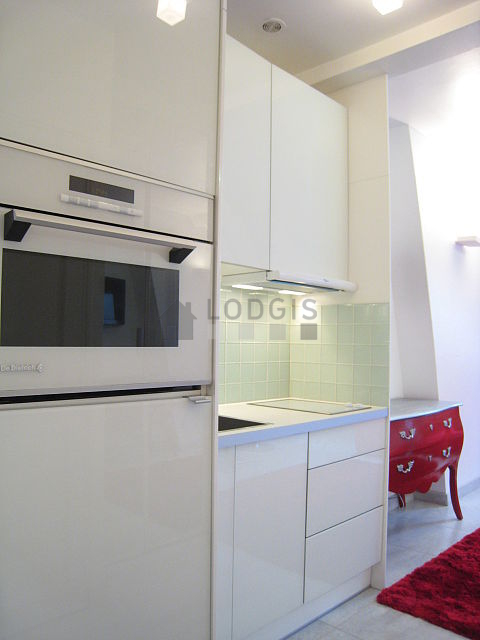 Cuisine équipée de plaques de cuisson, réfrigerateur, freezer, hotte