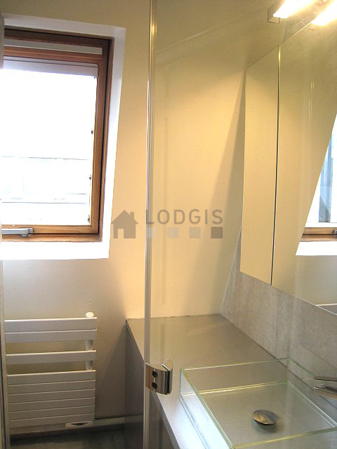 Agréable salle de bain claire avec du carrelage au sol