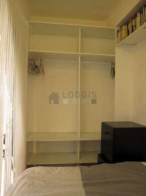 Very quiet alcove equipped with 1 bed(s) of 140cm, wardrobe, shelves