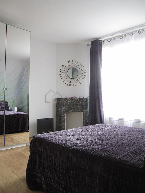Chambre avec fenêtres double vitrage donnant sur rue