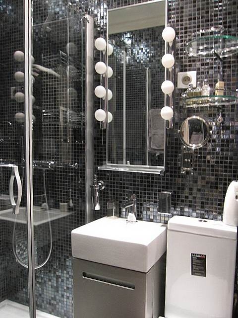 Salle de bain équipée de serviettes de bain