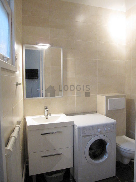 Belle salle de bain avec fenêtres double vitrage et du carrelage au sol