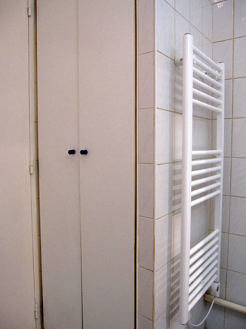 Belle salle de bain avec du carrelage au sol