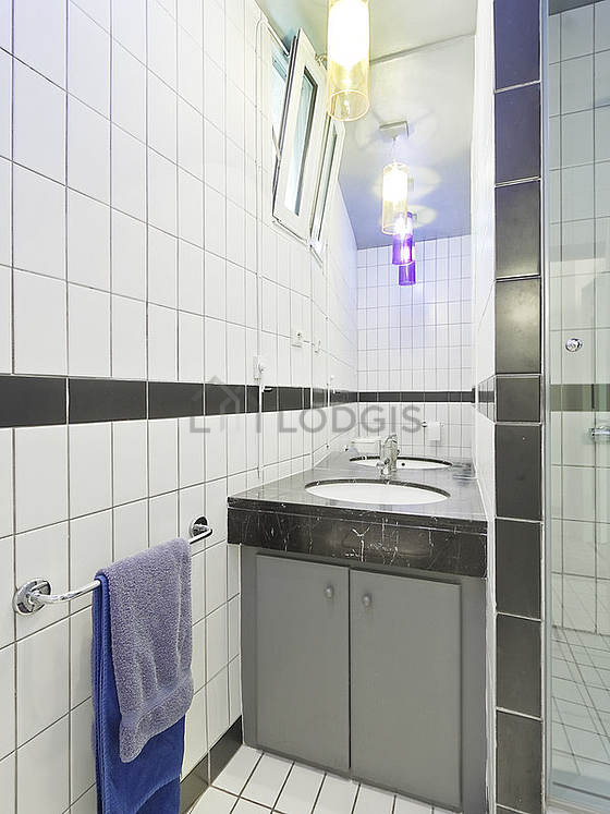 Bathroom equipped with bath towels