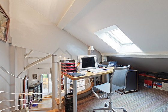 Beau bureau avec de la moquette au sol, équipé de 1 fauteuil(s)