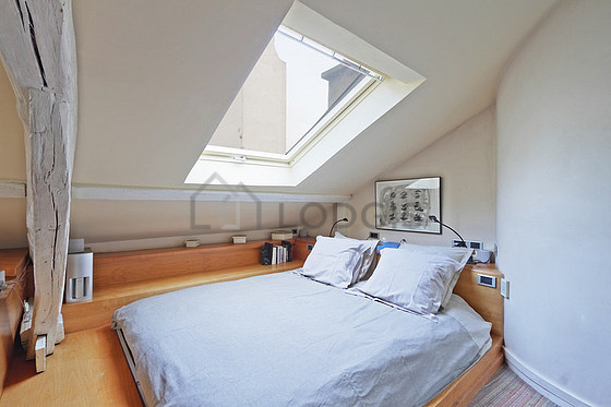 Chambre avec fenêtres double vitrage donnant sur cour