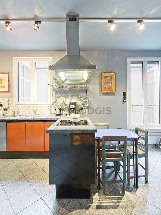 Cuisine dînatoire pour 3 personne(s) équipée de lave linge, réfrigerateur, hotte, vaisselle