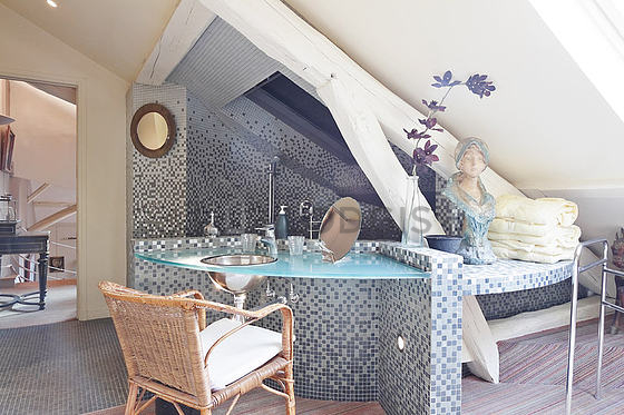 Agréable salle de bain avec du carrelage au sol