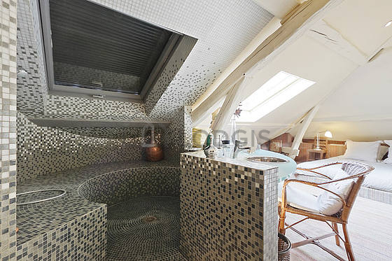 Salle de bain équipée de serviettes de bain